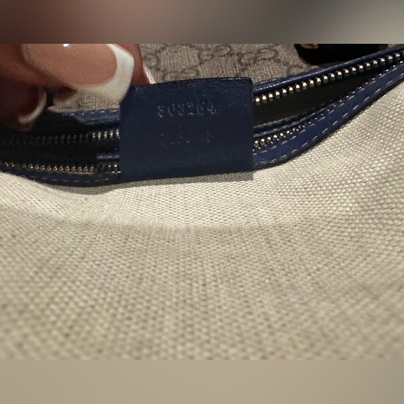 Gucci duffel bag/travel. Good for vacation/weekend getaway. unisex item. - Picture 9 of 9